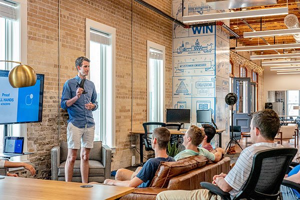 À Propos de Nous austin distel rxpthowuvge unsplash